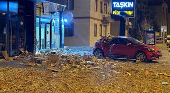 Şiddetli rüzgar binanın duvarını uçurdu