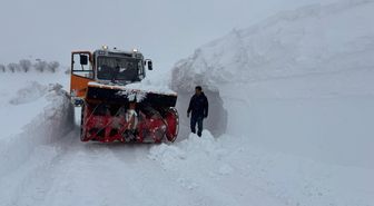 Tunceli'de 3 metreyi aşan karla zorlu mücadele dronla görüntülendi