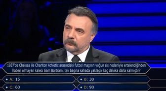 1937'de Chelsea ile Charlton Athletic arasındaki futbol maçının yoğun sis nedeniyle ertelendiğinden haberi olmayan kaleci Sam Bartram, tek başına saha