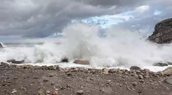 Amasra'da fırtına; dalgalar kaldırım taşlarını söktü