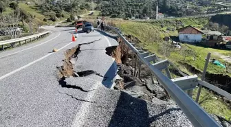 Aydın'da toprak kayması; kara yolu kısmen çöktü