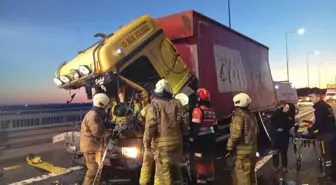 Kuzey Marmara Otoyolu'nda kamyon TIR'a çarptı; sıkışan şoför için kurtarma çalışması