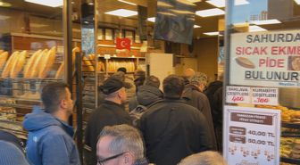 Beyoğlu'nda ilk iftar öncesi pide kuyruğu