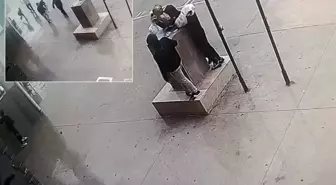 Görüntü Türkiye'den! Fırtına şiddetlenince Atatürk büstüne koştular