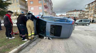 Hafif ticari araçla çarpışan otomobil yan yattı: 2 yaralı