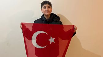Kaldırımda gördüğü bayrağı alıp öpen Berk: Yerde olmasına izin veremezdim