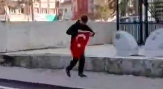 Kaldırımda gören Türk Bayrağı'nı koşarak alan çocuk, kask kamerasıyla görüntülendi