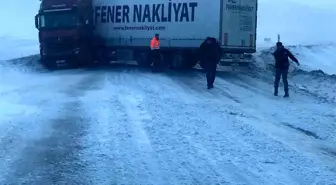 Karda kayan tır yolu ulaşımı kapattı