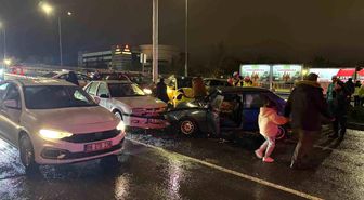 Kayseri'de otomobil kırmızı ışıkta bekleyen 5 araca çarptı: 2 yaralı