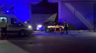 Kontrolden çıkan otomobil köprünün kolonuna saplandı: 1'i ağır 2 yaralı