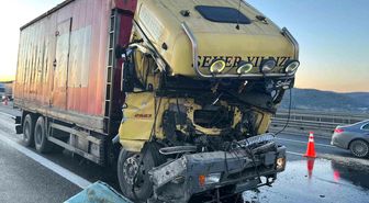 Kuzey Marmara Otoyolu'nda kamyon tıra arkadan çarptı: 1 yaralı