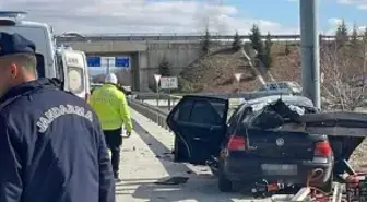 Otomobil bariyerlere ok gibi saplandı: Anne ve baba öldü, 3 yaşındaki çocukları yaralandı