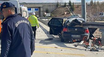 Otomobil bariyerlere ok gibi saplandı: Anne ve baba öldü, 3 yaşındaki çocukları yaralandı