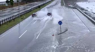 Rize'de dalgalar kayalıkları aşıp sahil yoluna ulaştı
