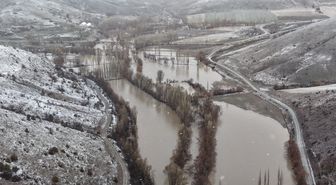 Sivas'ta Yıldız Irmağı taştı; araziler su altında kaldı, mezra yolu kapandı
