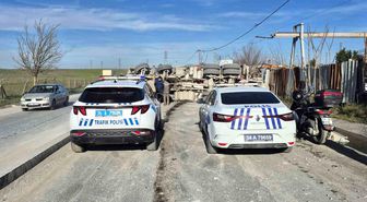 Sultangazi'de beton mikseri devrildi: Sürücü yaralandı