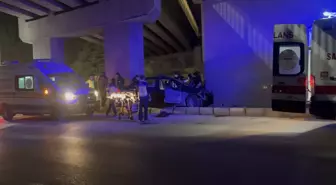 Eskişehir'de Otomobil Üst Geçidine Çarptı: 1 Ölü, 1 Yaralı