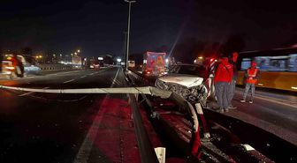 Bakırköy'de otomobil bariyerlere çarptı: 2 yaralı