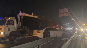 Bakırköy'de otomobil bariyerlere çarptı: 2 yaralı
