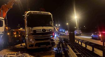 Büyükçekmece TEM Otoyolu'nda tır devrildi: 1 yaralı