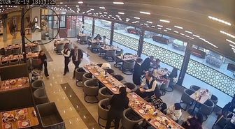 Çorum'da iftar saatinde restorana sahibine silahlı saldırı; olay anı kamerada