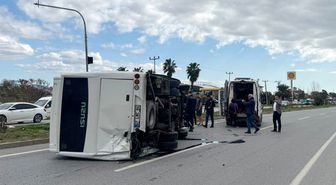 Hafif ticari aracın çarptığı midibüs devrildi, 7 kişi yaralandı; kaza kamerada