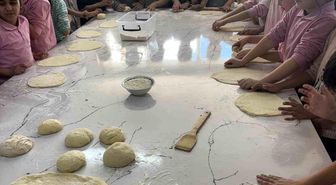 Miniklerin pişirdikleri sıcacık pideler kalpleri de ısıttı