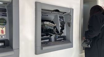 Ne yaptıysa olmadı, para çekemeyince ATM'ye saldırdı