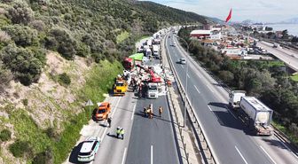 TEM'de lastiği patlayan TIR'a çarpan TIR devrildi: İstanbul yönü ulaşıma kapandı