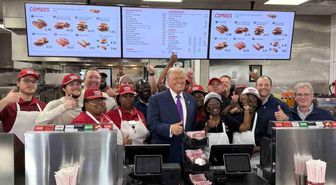 Trump, bir restoranı ziyaret ederek başkanlık uçağına götürmek için hamburger sipariş etti