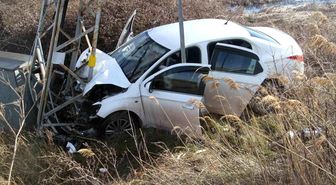 Yoldan çıkan otomobil direğe çarptı: 3 yaralı