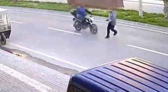 Yolun karşısına geçerken motosikletin çarptığı bir kişi yaralandı