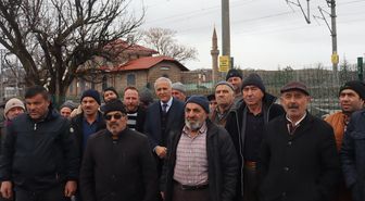 50 metre mesafedeki camiye gitmek için 5 kilometre yol yürüyorlar