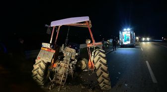 Adana'da otomobilin çarptığı traktör ikiye ayrıldı: 1'i ağır 6 yaralı
