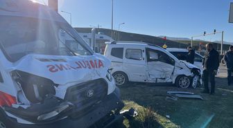Ambulans ile hasta yakınının kullandığı hafif ticari araç çarpıştı