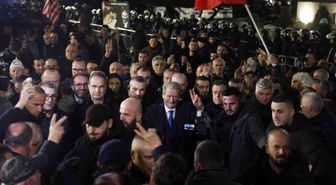 Arnavutluk'ta hükümet karşıtı protestocular ile polis arasında çatışma