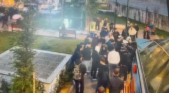 Bağcılar'da 18 yaşından küçük çocuğu kurtarmak isteyen kişi bıçaklandı
