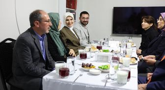 Bakan Göktaş, depremzedelerin evinde iftar yaptı, genç çiftin kız isteme ziyaretine aracılık etti