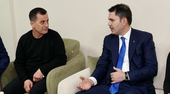 Bakan Kurum, depremzede ailenin yeni evine misafir oldu