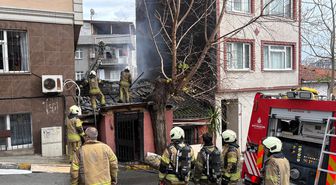 Beyoğlu'nda gecekondu alev alev yandı