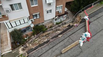 Buca'da istinat duvarı çöktü; apartman sakinleri çözüm bekliyor