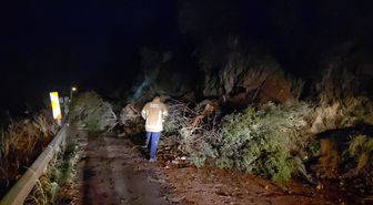 Bursa'da mahalle yolu heyelan nedeniyle ulaşıma kapandı