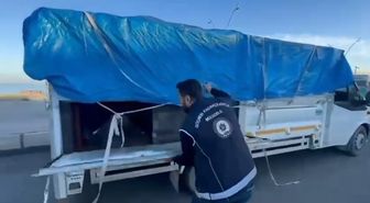 Hayvan dışkısı ile kamufle edilen bölmeden 19 kaçak göçmen çıktı
