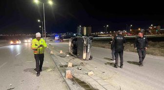Karaman'da beton duba ve aydınlatma direğine çarpan otomobil yan yattı: 2 yaralı
