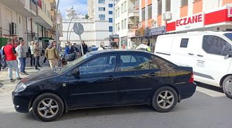 Otomobil ile çarpışan motosikletli metrelerce savruldu