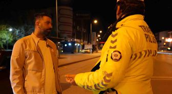 Polisten 'babalık' yapmasını isteyen alkollü sürücü gazetecinin şarjının bitmesini diledi