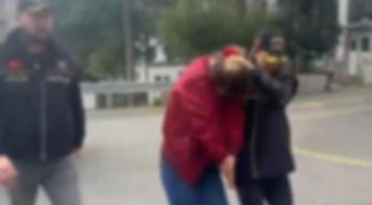 Savcı olduğunu söyleyerek otobüste yolcuyu tehdit eden şüpheli gözaltına alındı / Sevk görüntüsüyle