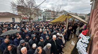 TIR'dan düşen saman balyalarının altında kalıp öldü; o anlar kamerada