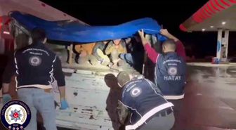 Tır dorsesinde branda altında saklanan 12 kaçak göçmen yakalandı