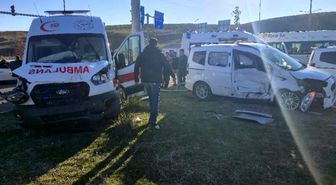 Bingöl'de ambulans ile hafif ticari araç çarpıştı: 5 yaralı